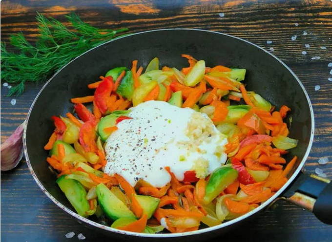Филе минтая в сметане с морковью и луком на сковороде