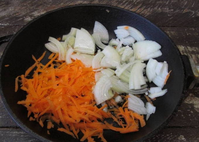 Минтай с луком, морковью и майонезом в духовке