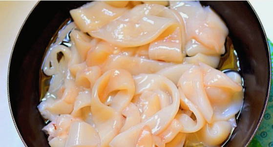 Тушеные кальмары в сметане на сковороде