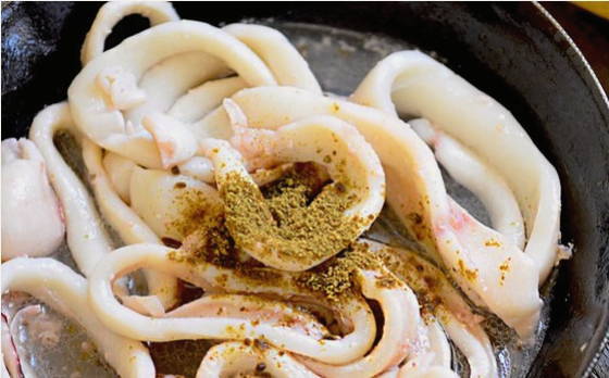 Тушеные кальмары в сметане на сковороде
