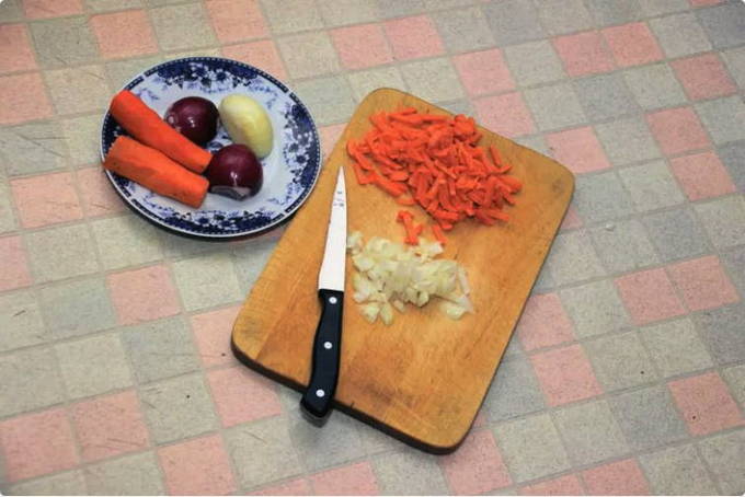 Кальмары с луком и морковью на сковороде