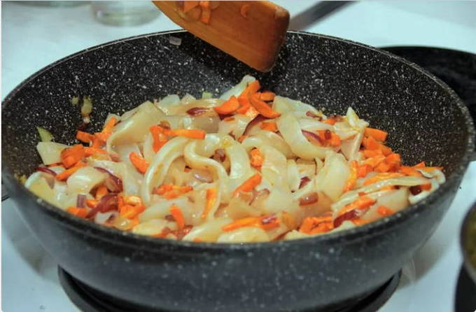 Кальмары с луком и морковью на сковороде