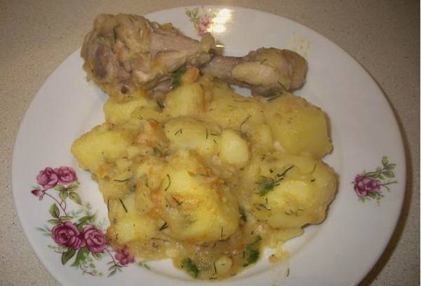 Тушеная курица с картошкой в казане на плите или костре