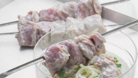 мясо в кефире на сковороде рецепт свинина | Дзен