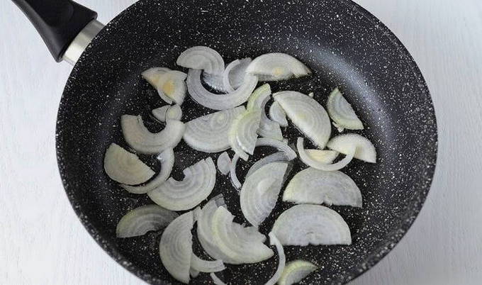 Тушеные кальмары в сметанном соусе на сковороде