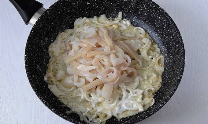 Тушеные кальмары в сметанном соусе на сковороде