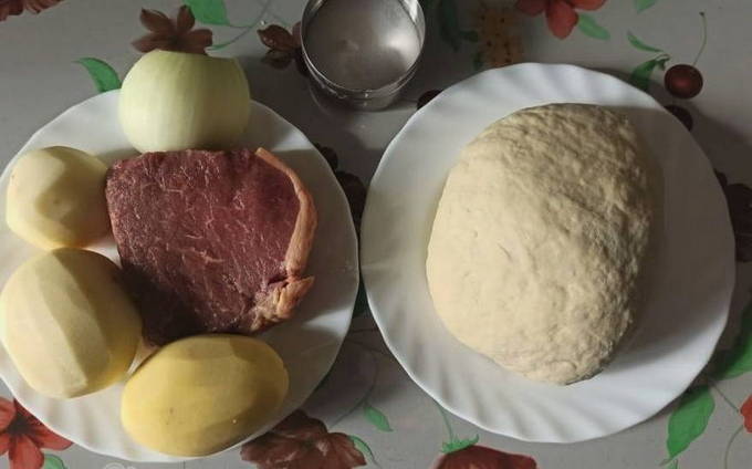 Манты с мясом, картошкой и луком