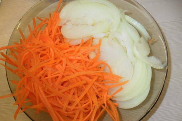 Хе из скумбрии по-корейски с луком и морковью
