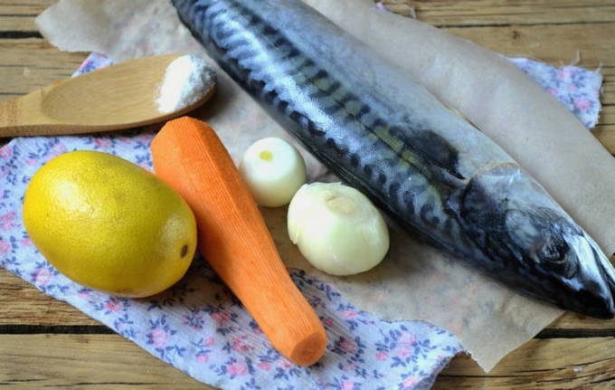 Скумбрия с луком и морковью в духовке