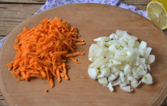 Скумбрия с луком и морковью в духовке