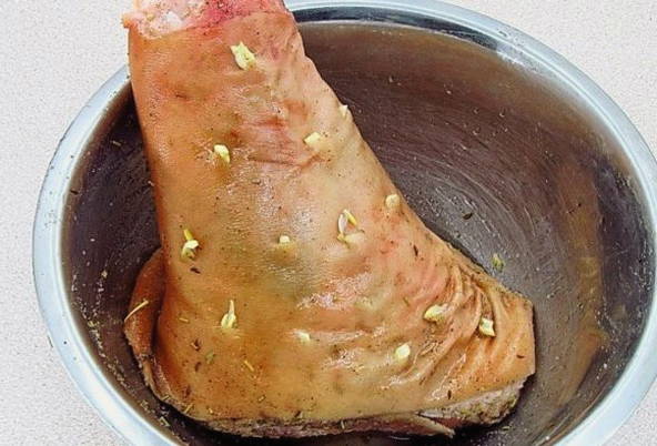 Запеченная свиная рулька в рукаве в духовке