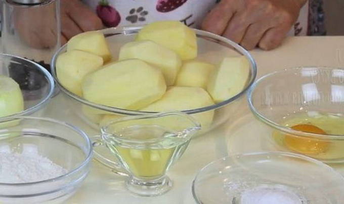 Картофельные драники с луком, яйцом и мукой на сковороде классические