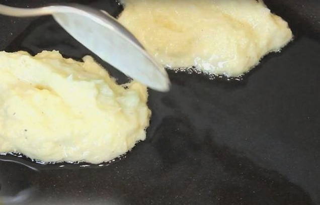 Картофельные драники с луком, яйцом и мукой на сковороде классические