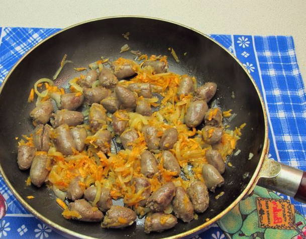 Тушеные сердечки в сметане с луком и морковью на сковороде