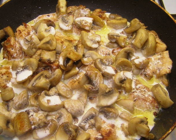Куриная грудка в сливочном соусе с грибами на сковороде