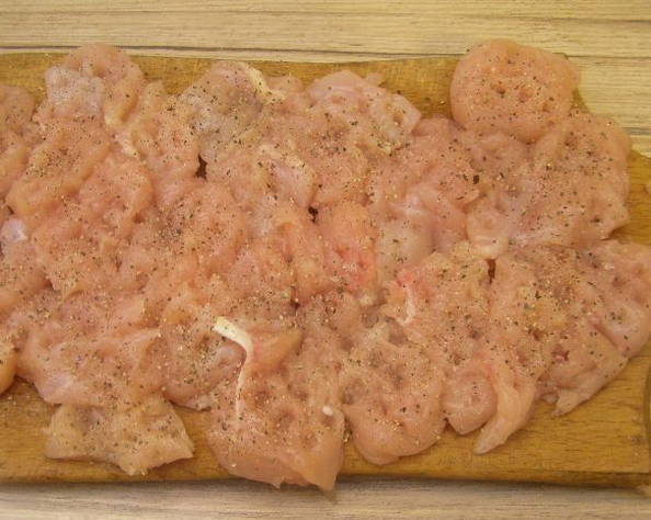 Куриная грудка в сливочном соусе с грибами на сковороде