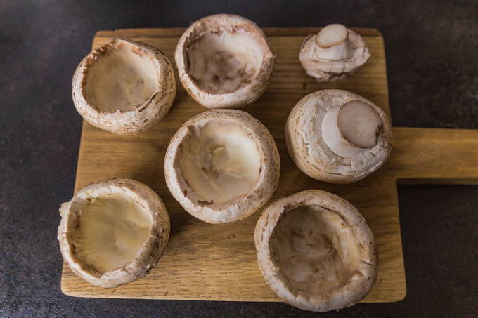 Фаршированные грибы с сыром и курицей в духовке