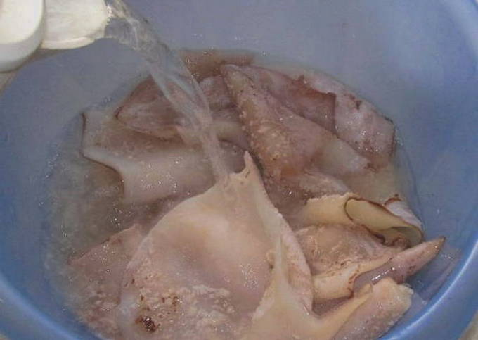 Кальмары в сметане с луком на сковороде