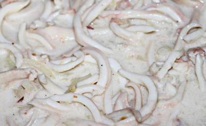 Кальмары в сметане с луком на сковороде