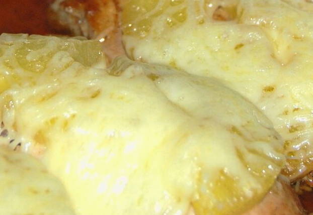 Курица с ананасами под сыром в духовке