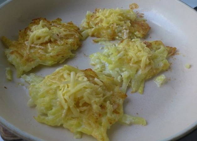 Картофельные драники с сыром на сковороде