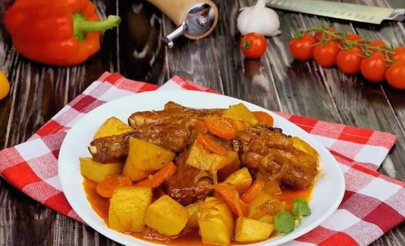 Свиные ребрышки с овощами и картошкой в духовке