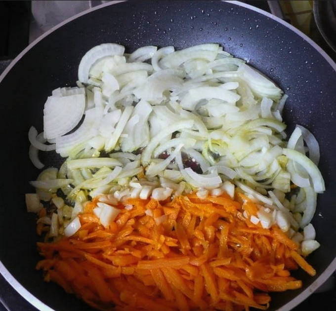 Тушеные сердечки с луком и морковью на сковороде