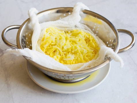 Картофельные драники с луком и яйцом на сковороде классические