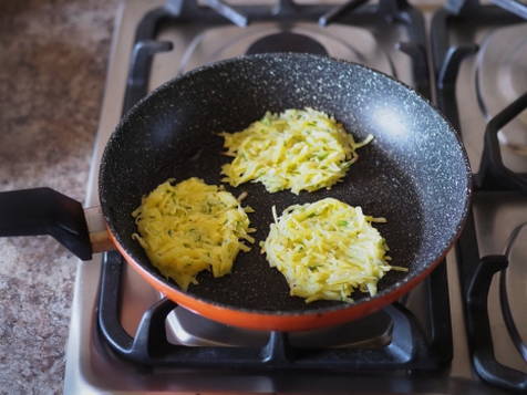 Картофельные драники с луком и яйцом на сковороде классические