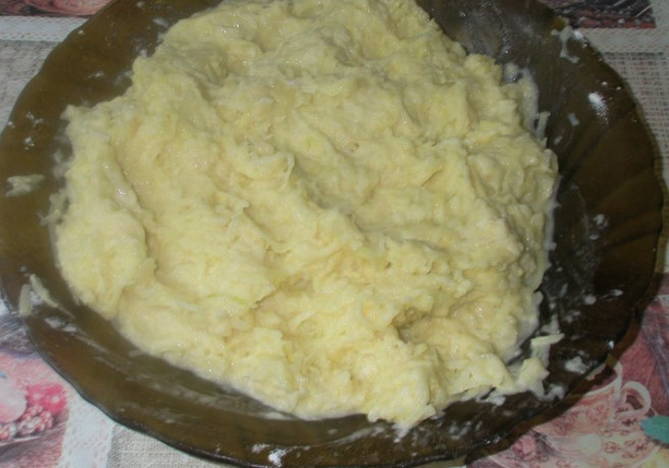 Картофельные драники с луком и чесноком на сковороде