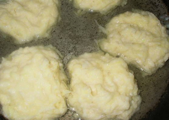 Картофельные драники с луком и чесноком на сковороде