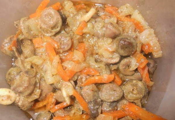 Куриные сердечки в майонезе с луком и морковью на сковороде