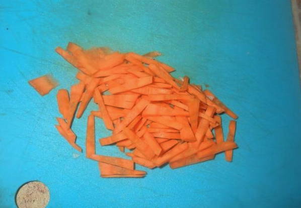 Куриные сердечки в майонезе с луком и морковью на сковороде