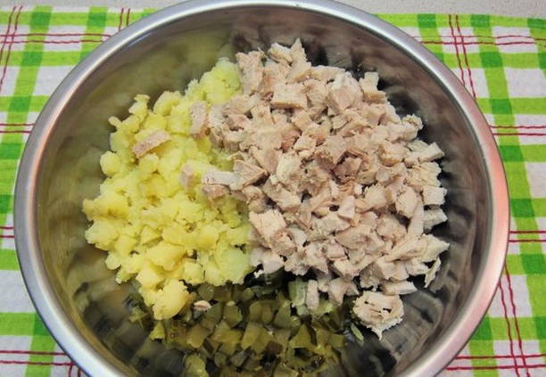 Салат с фасолью и солеными огурцами