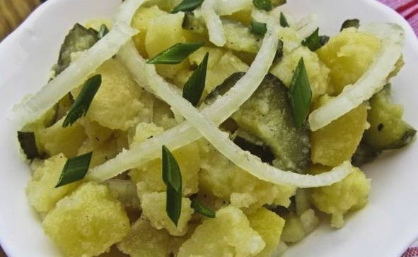 Салат с картошкой и солеными огурцами