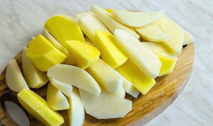 Запеченная скумбрия с картошкой в духовке