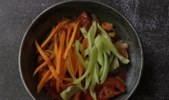 Тушеные кабачки с овощами на сковороде