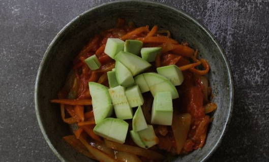 Тушеные кабачки с овощами на сковороде