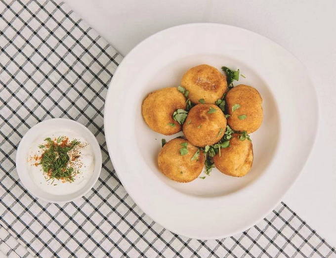 Картофельные шарики с сыром в духовке или во фритюре – рецепт