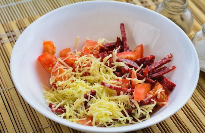 Салат с помидорами и колбасой