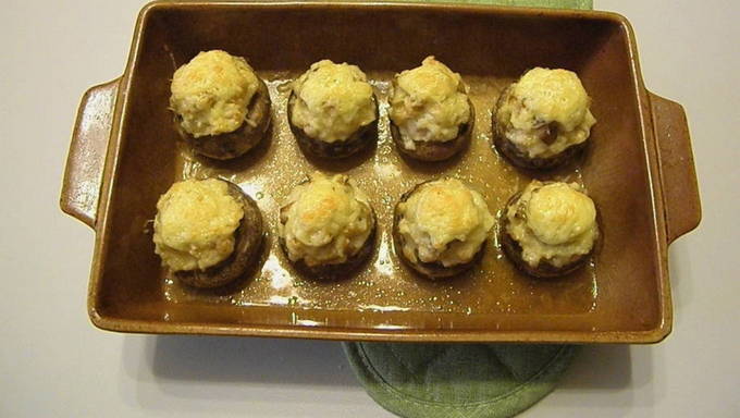 Фаршированные грибы с фаршем и сыром в духовке