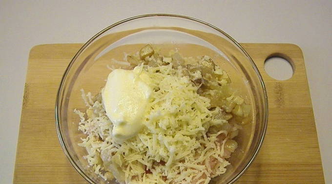 Фаршированные грибы с фаршем и сыром в духовке