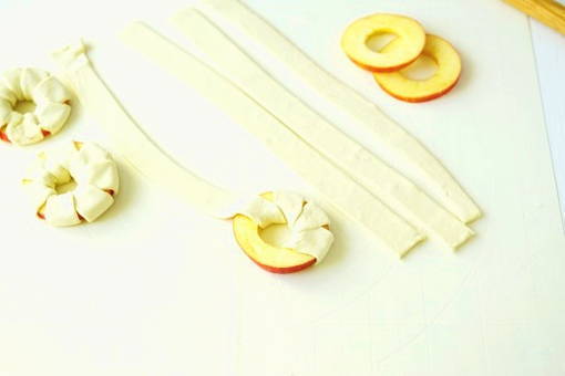 Запеченные яблоки в слоеном тесте