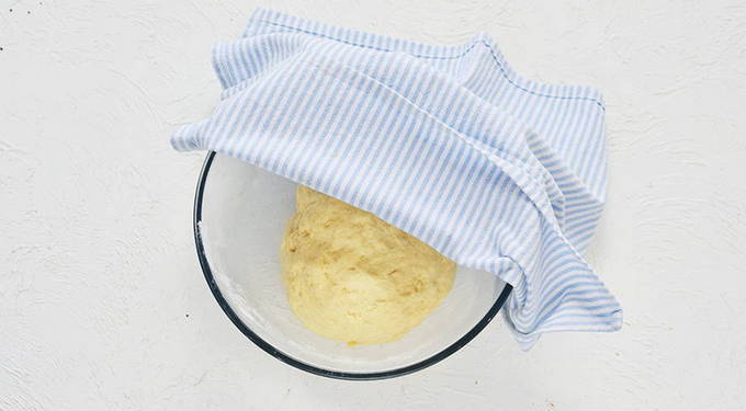 Пирожки с луком и яйцом на сковороде