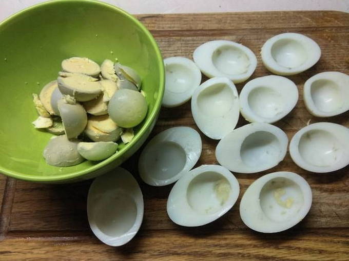 Фаршированные яйца печенью трески