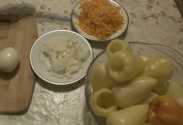 Фаршированные перцы с фаршем и рисом в томатно-сметанном соусе