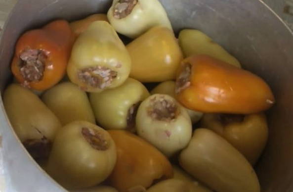 Фаршированные перцы с фаршем и рисом в томатно-сметанном соусе