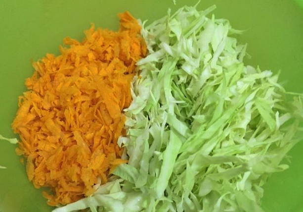 Витаминный салат из капусты и моркови, как в столовой