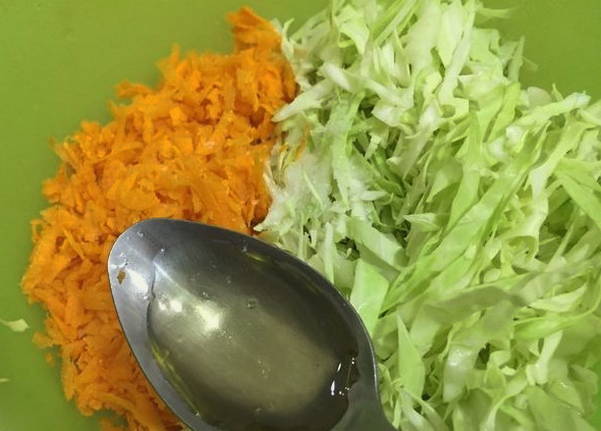 Витаминный салат из капусты и моркови, как в столовой