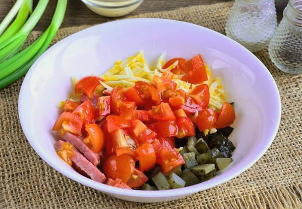 Салат с солеными огурцами и копченой колбасой